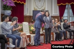 台湾总统蔡英文颁授美国在台协会台北办事处处长梅健华“大绶景星勋章” (台湾总统府)