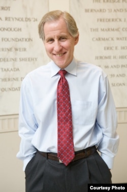 乔治城大学法学院招生办主任安德鲁•科恩布拉特