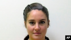 عکس بازداشت شیلین وودلی به دلیل شرکت در تظاهرات