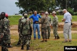 美军和利比里亚军人在利比里亚首都调查埃博拉疫情