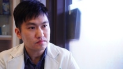 台湾外省第三代的霍先生接受美国之音采访时谈论他的政治倾向如何“由蓝转绿”。