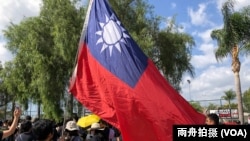 “全球反独裁集会”洛杉矶巴恩斯公园力挺香港活动中，李镇莲女士高举中华民国国旗