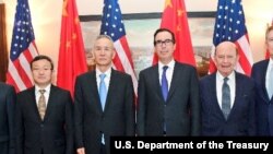 美中高级贸易代表团成员2018年5月17日在华盛顿合影（美国财长姆努钦推特图片）