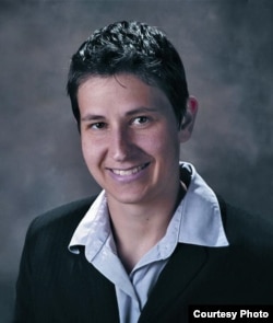 西新英格兰大学法学院教授艾琳·巴祖维斯(Erin Buzuvis)