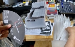 童装店Chickeeduck一连多日派发支联会悼念六四的蜡烛 (美国之音/汤惠芸)