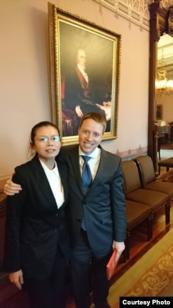 根据李明哲国际救援小组脸书，曾任华尔街日报驻北京特派员的博明表示，对中国人权恶化及遭关押者家属的心情感同身受，因为他自己也曾被迫在自白书上签名。白宫官员表示， 将全力协助她们的丈夫获释。(李明哲国际救援小组)