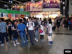 香港书展人多书多，琳琅满目