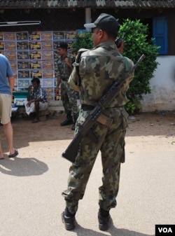 在重要建筑物前荷枪值勤的印度军人。（美国之音朱诺拍摄，2015年11月25日）