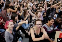 معترضان در مقابل شهرداری سان فرانسیسکو