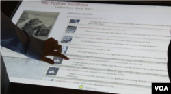 صفحه لمسی در نمایشگاه که تمامی نامه ها را در بر دارد