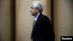 纳瓦罗2018年6月21日随川普总统出席一场活动（路透社）