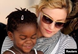 La star américaine Madonna avec sa petite fille adoptée Merci James, lors d'une cérémonie, près de la capitale Lilongwe, Malawi, le 6 avril 2010.