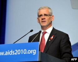 国际艾滋病协会主席胡里奥-蒙泰纳博士