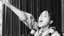 1966年8月10日，北京“红八月”初期，天安门广场一名喊“革命口号”的红卫兵。(AP file)