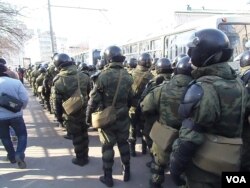 2012年3月莫斯科市中心反政府示威时，捷尔任斯基师士兵。(美国之音白桦拍摄)