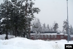 Refugees in Sweden are often isolated from large communities physically as they are housed in crowded remote camps like this one, Grytan Camp, Sweden, March 21, 2016. (H. Murdock/VOA)