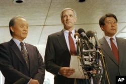 지난 1994년 6월 워싱턴 국무부에서 미·한·일 당국자들이 유엔에서 추진할 대 북한 제재 내용을 협의한 후 기자들에게 결과를 설명하고 있다. 왼쪽부터 야나이 준지 일본 외무성 외교정책국장, 로버트 갈루치 미국 국무부 차관보, 김삼훈 한국 핵대사.