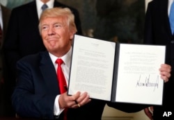 美国总统川普展示他签署的授权调查中国贸易行为的行政备忘录。（2017年8月14日）