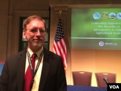 美国农业部高级经济学家盖尔博士（2016年11月21日，美国之音莉雅拍摄）