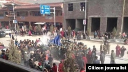 民众围住自焚者多杰仁青的尸体，不让中国当局取走