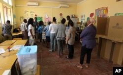 Voters queue to cast ballots in presidential elections in Luanda, Angola, Aug. 23, 2017. Defense Minister, Joao Lourenco was the front-runner to succeed President Jose Eduardo dos Santos, who will step down after 38 years in power.