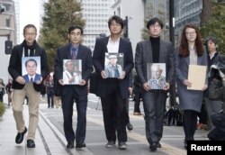 한국과 일본의 시민단체 활동가와 일제 강제징용의 한국 피해자 측 변호인들이 지난해 11월 한국 대법원의 손해배상 판결 이행을 촉구하는 요청서를 들고 도쿄 신일철주금 본사를 방문하고 있다.