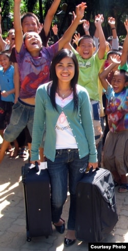 Stateless children cheer as Srinuan Saokhamnuan prepares to fly to the U.S. from Thailand for the first time. (Joseph Quinnell)