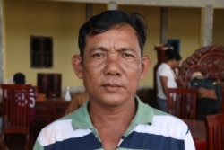 លោក យិន យ៉ឹម អាយុ៥២ឆ្នាំ មេការដែលជ្រើសរើសកម្មករធ្វើការឲ្យក្រុមហ៊ុនដូនពេញអាហ្រ្គីកូ (Daun Penh Agrico) ក្នុងស្រុកលំផាត់ ខេត្តរតនគិរី។ (ស៊ុន ណារិន/វីអូអេ)