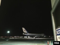 停留在棕榈泉国际机场的空军一号飞机（美国之音莉雅拍摄）