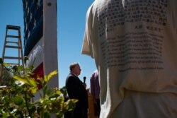 美国联邦众议员克里斯·史密斯在一场筹资集会上讲话。（美国之音记者文灏拍摄）