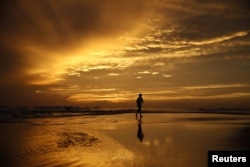 2018年10月9日美国佛罗里达州巴拿马城海滩: 飓风迈克尔将至，马修·沃克阔步海滩