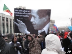 手举哈维尔像的示威者