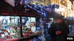 商贩奥列格（右）在自己的商亭旁。（美国之音白桦拍摄）