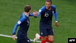 بازیکنان تیم فرانسه که پیروزی ۱-۰ شان را در برابر تیم پیرو جشن گرفتند.