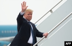 2차 미북정상회담을 마친 도널드 트럼프 미국 대통령이 28일 베트남 하노이 노아비아 국제공항에서 전용기 '에어포스원'에 탑승하고 있다.