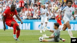 جیم پنیدو، دروازه بان تیم پانامه، ضربۀ مهاجم بلجیمی را مهار می کند.