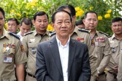 លោក ចាន់ គីមសេង អគ្គនាយក​នៃ អគ្គនាយកដ្ឋាន​ពន្ធនាគារ​ ចូលរួមកម្មវិធីទទួល​អំណោយ​ពី​កាកកបាទក្រហម​អន្តរជាតិ​នៅ​មណ្ឌល​អប់រំ​កែប្រែទី​០១ ខណ្ឌ​ដង្កោ ក្នុង​រាជធានី​ភ្នំពេញ ប្រទេស​កម្ពុជា​កាលពី​ថ្ងៃទី០៩ ខែមេសា​ ឆ្នាំ២០២០។(ទុំ ម្លិះ/VOA)