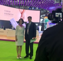 美国商会上海分会会长季恺文(右)出席第三届中国国际进口博览会，与参展的美商代表合影。（美国商会上海分会会长季恺文提供）