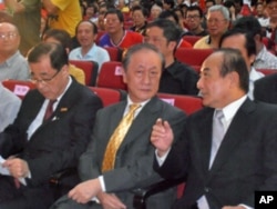 国民党秘书长廖了以(左)与立法院长王金平(右)出席新党党庆，与郁慕明(中)坐在一起