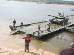 资料照：2015年在俄罗斯举行的军事比赛活动中，中国工兵架设浮桥后指挥俄军坦克通过。 （美国之音白桦拍摄）