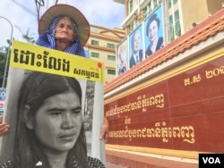 លោក​យាយ​ង៉ែត ឃុន​ ​សកម្មជន​បឹងកក់​ កាន់​រូបភាព​របស់​លោក​ស្រី​ ​ទេព វន្នី ឈរតវ៉ា​នៅ​មុខសាលា​ដំបូង​រាជធានីភ្នំពេញ​ កាលពីថ្ងៃសុក្រ ទី​១៦ ខែ​ធ្នូ ឆ្នាំ២០១៦។​ (ហ៊ុល រស្មី/VOA)