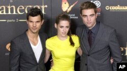 کریستن استوارت با بازیگران «گرگ و میش» رابرت پتینسون و تیلور لاتنر