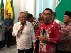 Menteri Basuki dan Gubernur Emil berbicara kepada wartawan usai pertemuan di Bandung, Kamis (16/1/20) siang. (VOA/Rio Tuasikal)