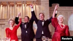 نانسی ریگان و رونالد ریگان، در کنار جرج هربرت واکر بوش و همسرش