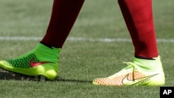 一名足球队员2014年6月在一场比赛时穿的耐克足球鞋（美联社）