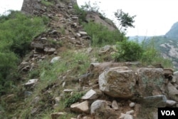 位于河北保定乌龙沟的一段野长城墙体倒塌 ---VOA东方摄