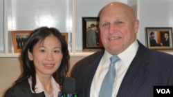 阿米蒂奇接受美国之音采访(资料)