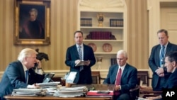 Predsednik SAD Donald Tramp razgovara telefonom sa ruskim liderom Vladimirom Putinom