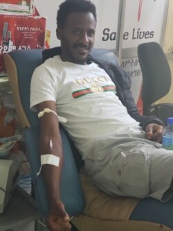 በፈቃደኝነት ደም ከለገሱ የአዲስ አበባ ነዋሪዎች አንዱ የሆነው ዮናስ ታደሰ ነው።