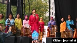 Tricia Sumarijanto dan kelompok House of Angklung